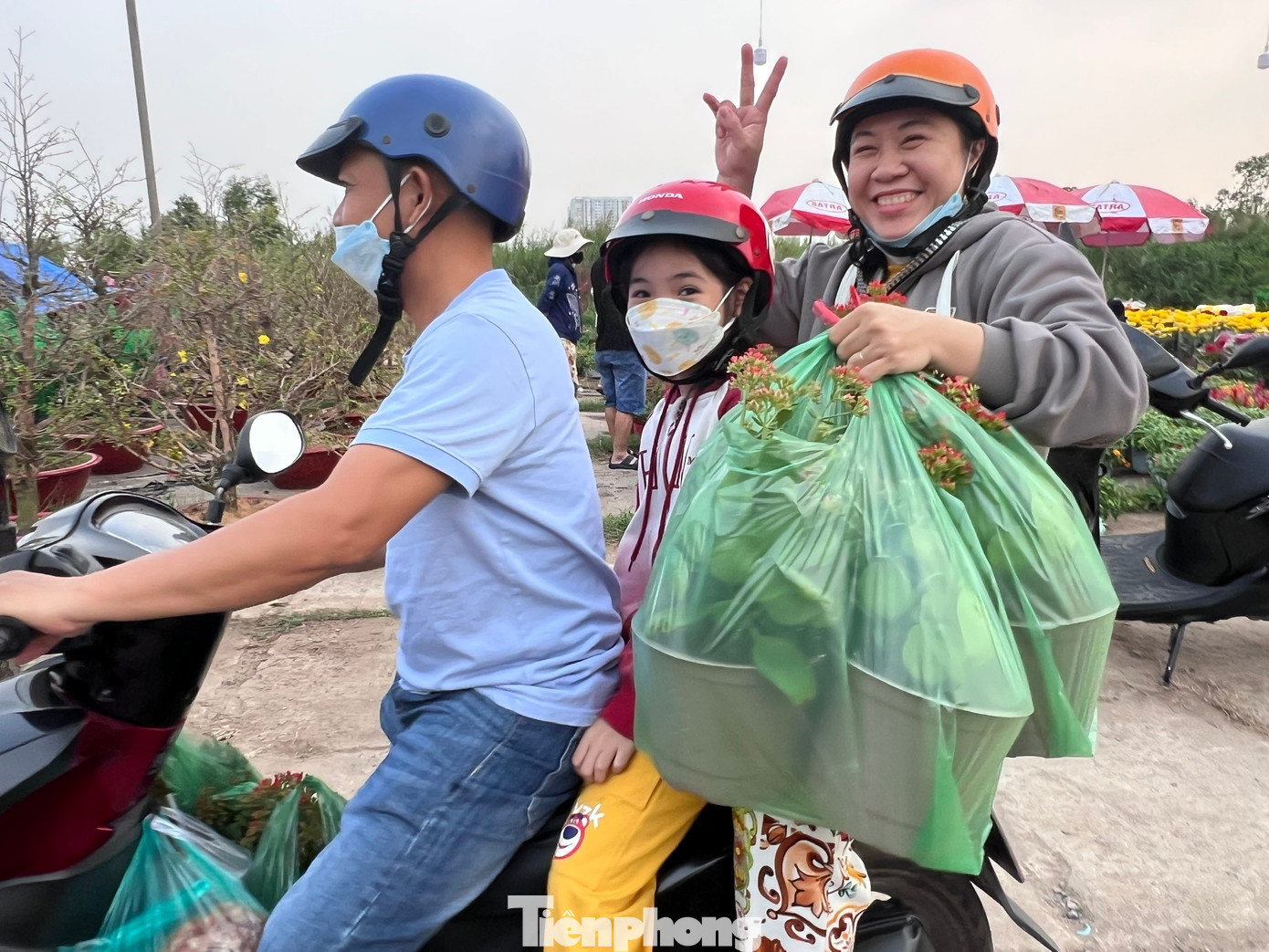 Một gia đình chốt đơn 6 chậu sống đời với chỉ 120.000 đồng. Hầu như ai cũng vui khi đến chợ hoa xuân giá rẻ này. tp-binh-dien-uyen-phuong-19.jpg