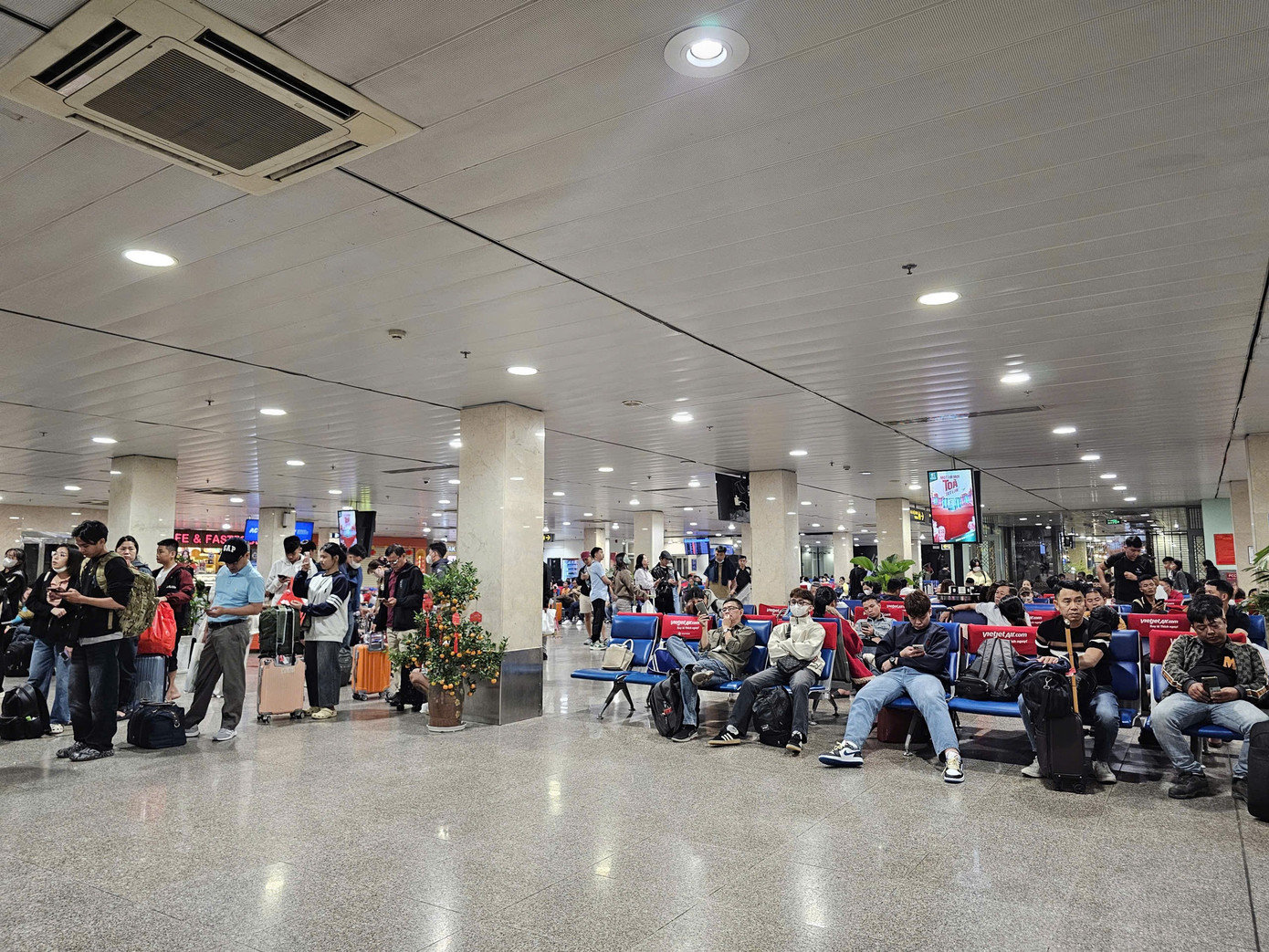 Cảng Hàng không Quốc tế Tân Sơn Nhất đã chuyển toàn bộ chuyến bay nội địa của nhiều hãng như Vietnam Airlines, Pacific Airlines, Vasco, Bamboo Airways, Vietravel Airlines và Sun PhuQuoc Airways sang nhà ga T3, đồng thời duy trì hoạt động của VietJet Air tại nhà ga T1. 3527709643882641481-2.jpg