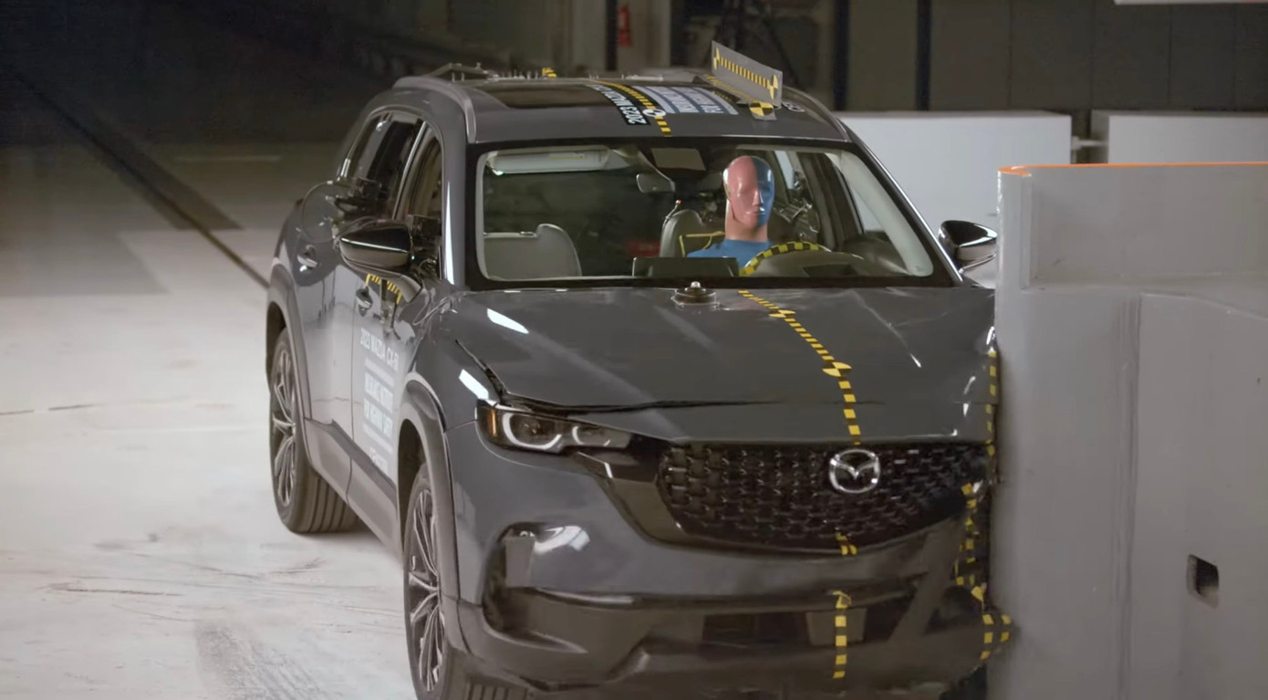 Mazda được CR vinh danh là hãng xe an toàn nhất. Ảnh: Auto Blog screenshot.jpg