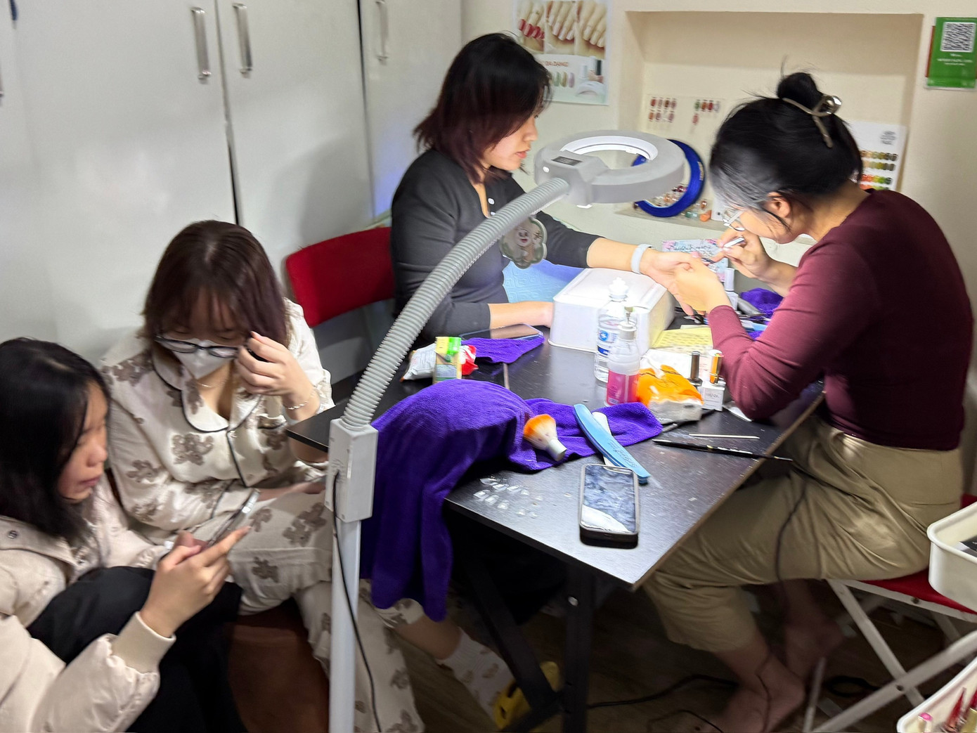 Khách đang làm móng, đã có người xếp hàng chờ tiếp lượt. z7531639061355-965dcd5a2a9ea1338c2636f0a69c25cb.jpg