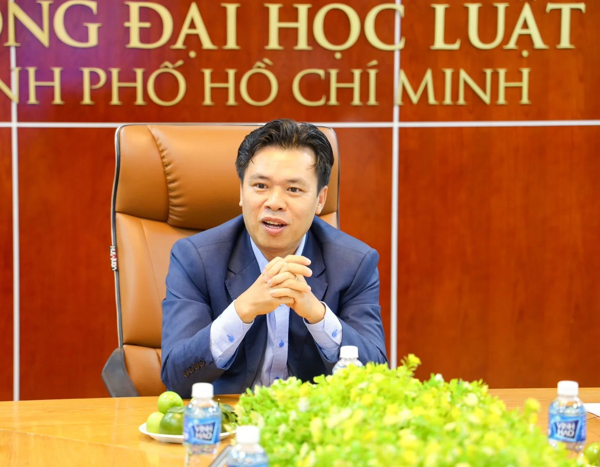 giao-su-7x-hieu-pho-truong-dai-hoc-danh-tieng-duoc-tang-huan-chuong-hiep-si-cua-phap-la-ai-1506.webp