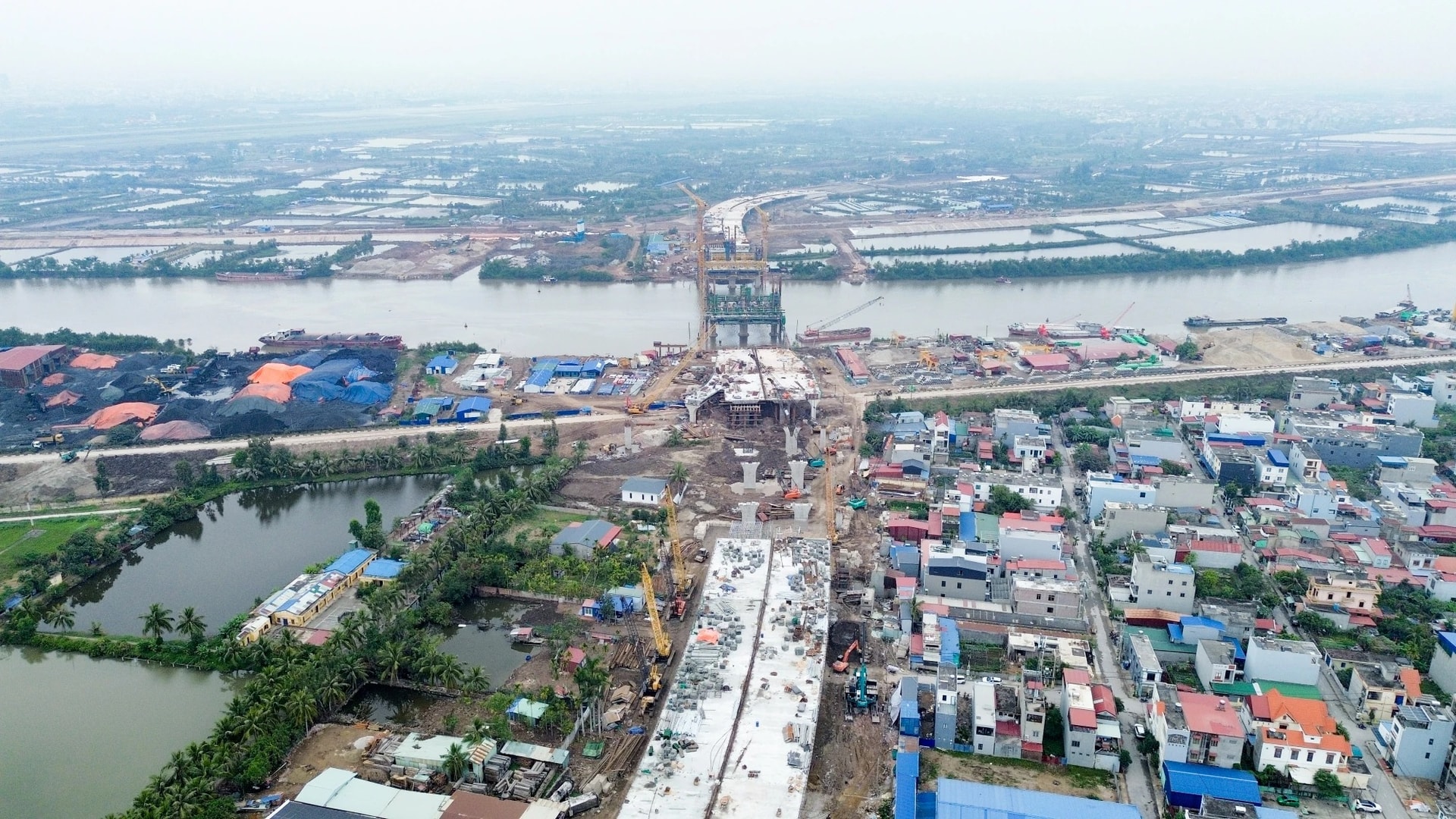 Thành phố nhỏ nhất Việt Nam sắp hợp long cây cầu hơn 1.100m trên tuyến vành đai 8.600 tỷ- Ảnh 1.