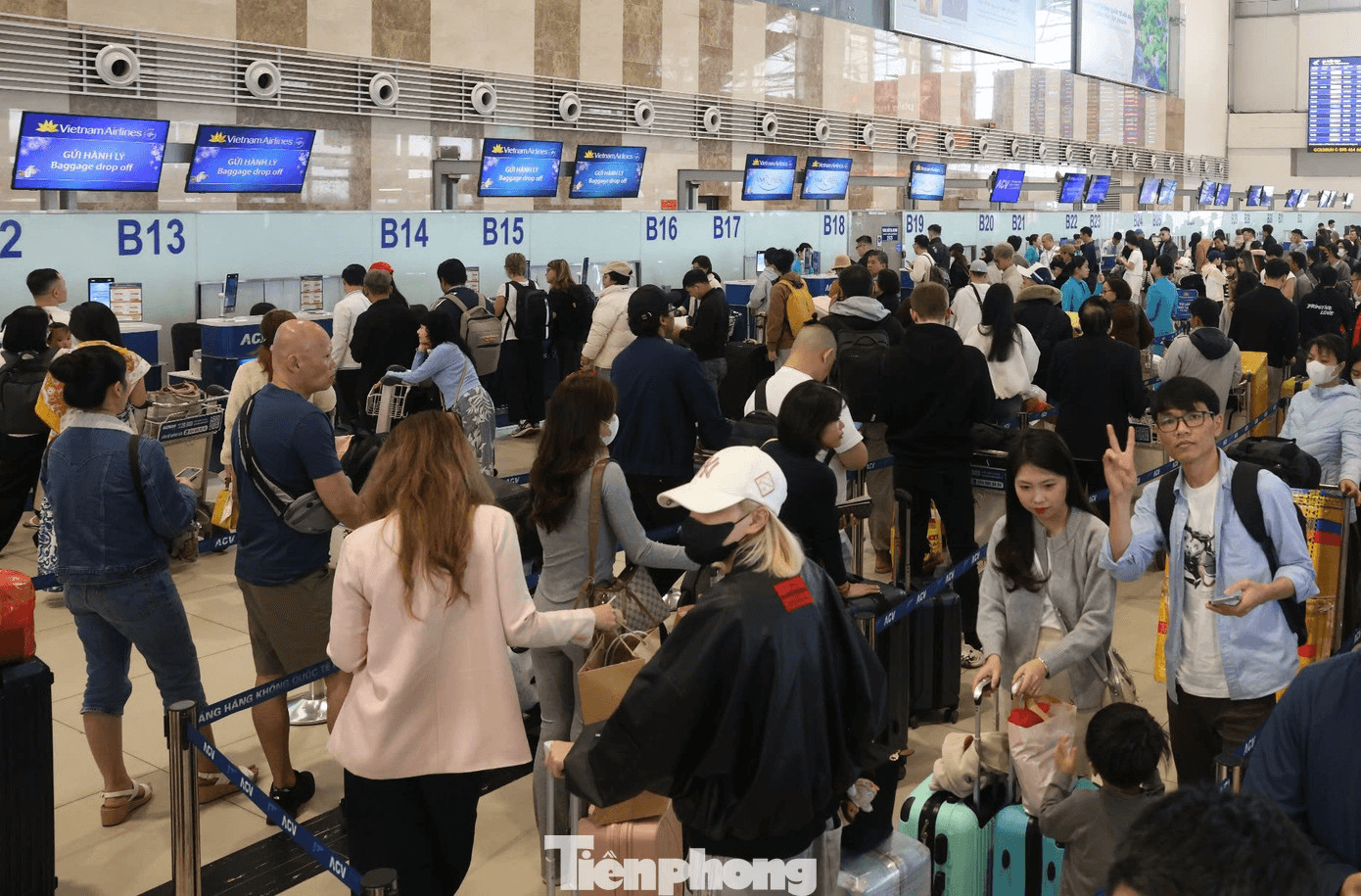 Theo đại diện sân bay Nội Bài, hôm nay sân bay bước vào cao điểm trước Tết khi đón gần 116.300 lượt khách với 674 chuyến bay cất hạ cánh; trong đó khách nội địa gần 66.300 lượt, khách quốc tế gần 50.000 lượt. tp-khach-nuoc-ngoai-choang-voi-canh-nguoi-viet-ve-que-an-tet-tai-noi-bai-8.png