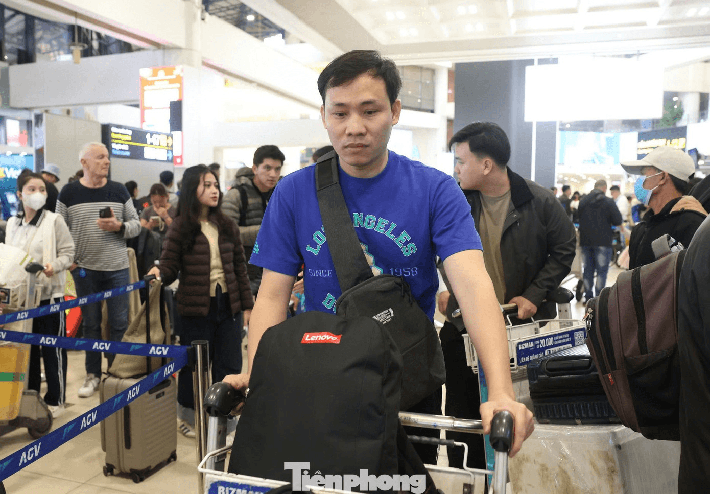 Đại diện Cảng Hàng không Nội Bài khuyến cáo hành khách nên chủ động làm thủ tục trực tuyến như check-in qua website, ứng dụng di động, kiosk tại sân bay hoặc sử dụng sinh trắc học trên nền tảng VNeID để tiết kiệm thời gian. tp-khach-nuoc-ngoai-choang-voi-canh-nguoi-viet-ve-que-an-tet-tai-noi-bai-5.png