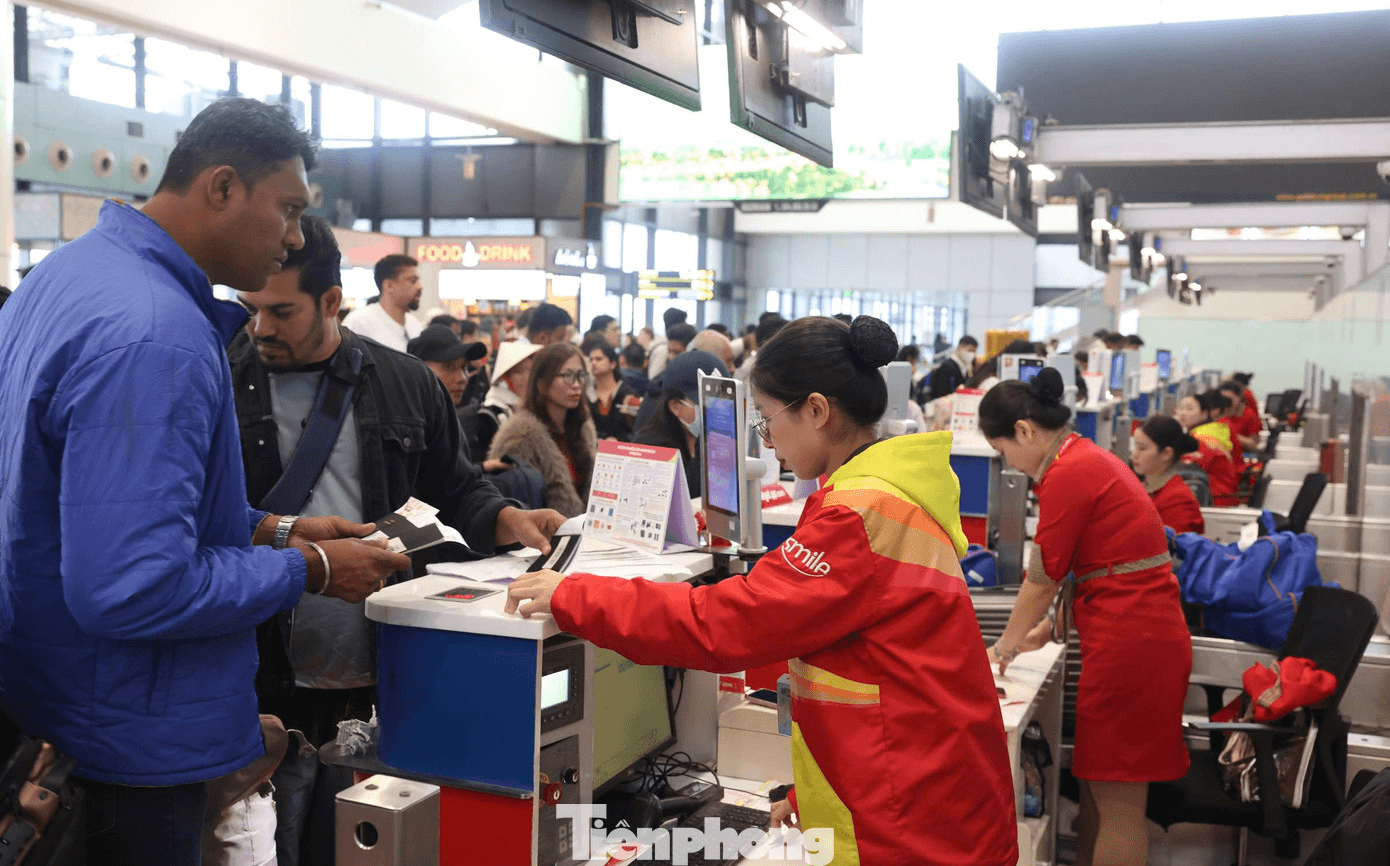 Rahul (34 tuổi), nhân viên một công ty du lịch Ấn Độ tại Hà Nội cho biết cùng đồng nghiệp chọn bay sớm từ Hà Nội vào TPHCM để tránh đông, nhưng vẫn “bị choáng” trước cảnh tượng đông nghẹt thở tại sân bay Nội Bài. “Mọi người rất vội, nhưng tôi thấy ai cũng háo hức vì họ đang về quê để ăn Tết Nguyên đán” Rahul nói. tp-khach-nuoc-ngoai-choang-voi-canh-nguoi-viet-ve-que-an-tet-tai-noi-bai-4.png