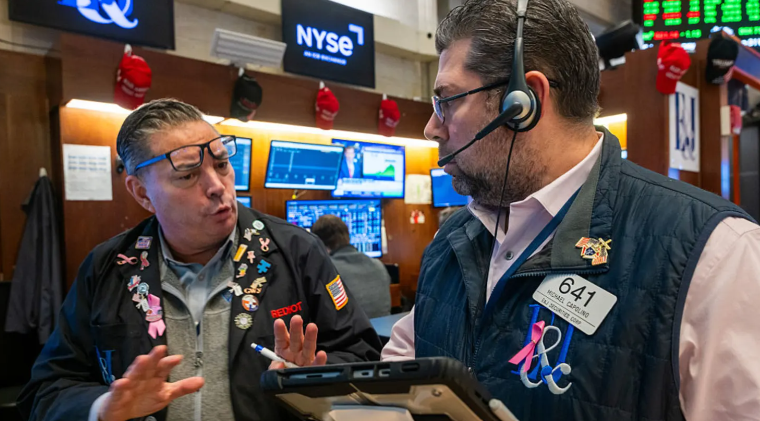 Chứng khoán Mỹ trái chiều sau báo cáo lạm phát, thị trường dè chừng trước 'cơn sóng' AI