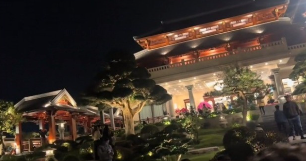 Cận cảnh siêu biệt phủ bề thế của trưởng thôn trẻ giàu nhất Việt Nam Cận cảnh siêu biệt phủ bề thế của trưởng thôn trẻ giàu nhất Việt Nam