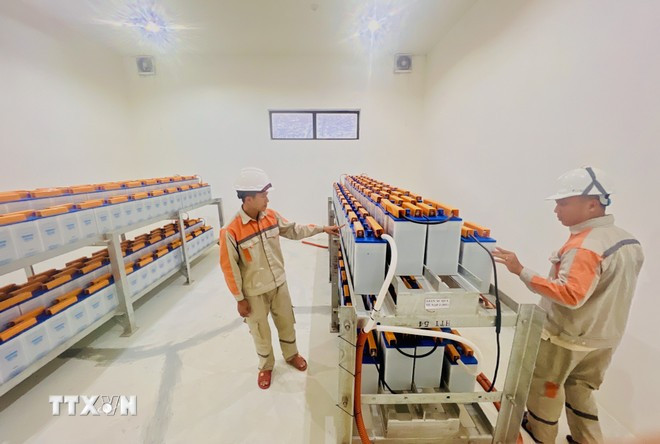 Nhà máy điện gió Hướng Tân đầu tư hệ thống pin tích điện hiện đại đáp ứng vận hành hệ thống nhà máy khi mất kết nối với lưới điện quốc gia. (Ảnh: Nguyên Linh/TTXVN) Nhà máy điện gió Hướng Tân đầu tư hệ thống pin tích điện hiện đại đáp ứng vận hành hệ thống nhà máy khi mất kết nối với lưới điện quốc gia. (Ảnh: Nguyên Linh/TTXVN)