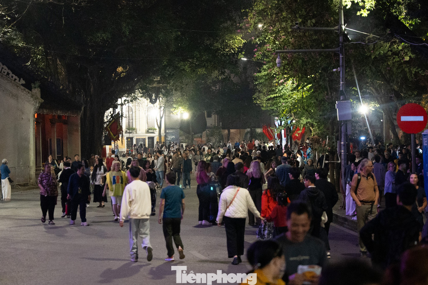 Dòng người nối đuôi nhau trên phố đi bộ, hối hả di chuyển về khu vực trung tâm để tìm vị trí đẹp trước giờ Giao thừa. tp-03921.jpg