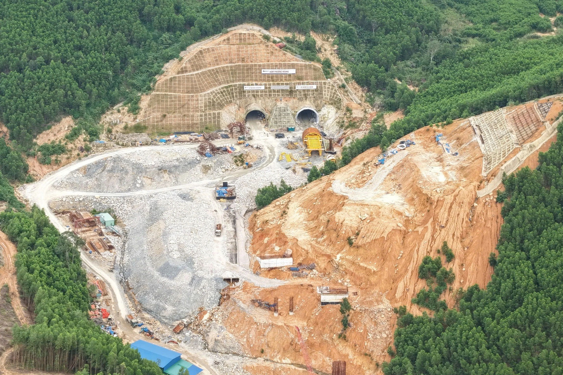 Cao tốc gần 22.000 tỷ nối liền rừng - biển nỗ lực thông xe: Hầm xuyên núi phức tạp nhất đã đào thông- Ảnh 2. Cao tốc gần 22.000 tỷ nối liền rừng - biển nỗ lực thông xe: Hầm xuyên núi phức tạp nhất đã đào thông- Ảnh 2.