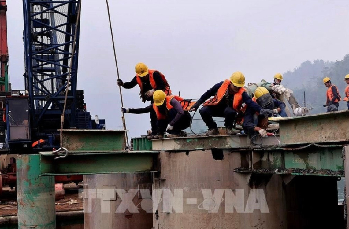 Cao tốc 10.000 tỷ khu vực Tây Bắc sở hữu cây cầu dây văng dài nhất cả nước: Thi công xuyên Tết, dự kiến vượt tiến độ 1 năm- Ảnh 1. Cao tốc 10.000 tỷ khu vực Tây Bắc sở hữu cây cầu dây văng dài nhất cả nước: Thi công xuyên Tết, dự kiến vượt tiến độ 1 năm- Ảnh 1.