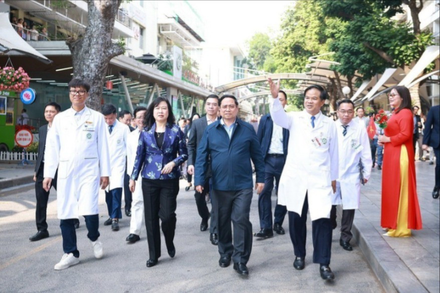 Thủ tướng Phạm Minh Chính đến thăm, kiểm tra công tác ứng trực tại Bệnh viện Bạch Mai. Ảnh TTXVN 1602-thu-tuong-chuc-tet-nganh-y-te-benh-vien-bach-mai-5-1925.jpg