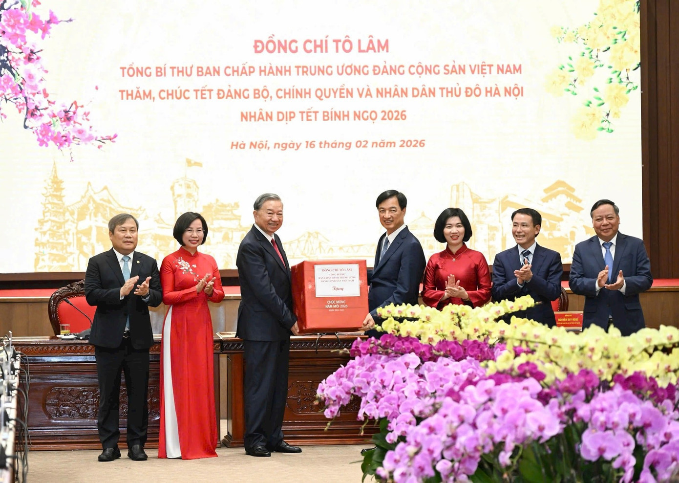 Tổng Bí thư Tô Lâm tặng quà Đảng bộ, chính quyền Thủ đô. Ảnh: HNM. 162-tbt2.jpg