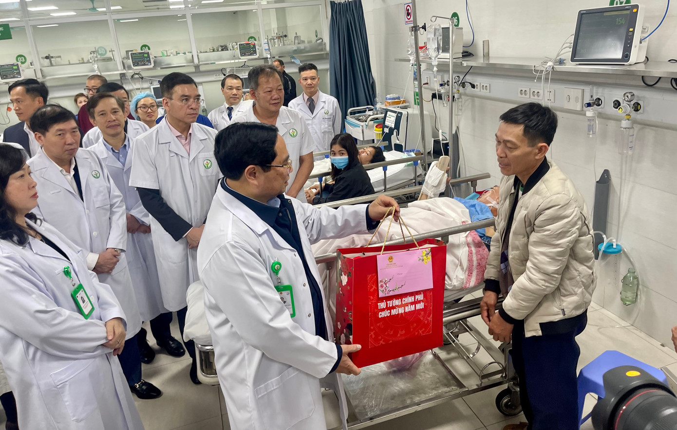 Thủ tướng Phạm Minh Chính tặng quà bệnh nhân tại Bệnh viện Việt Đức. Ảnh: Hà Minh img-4223.jpg