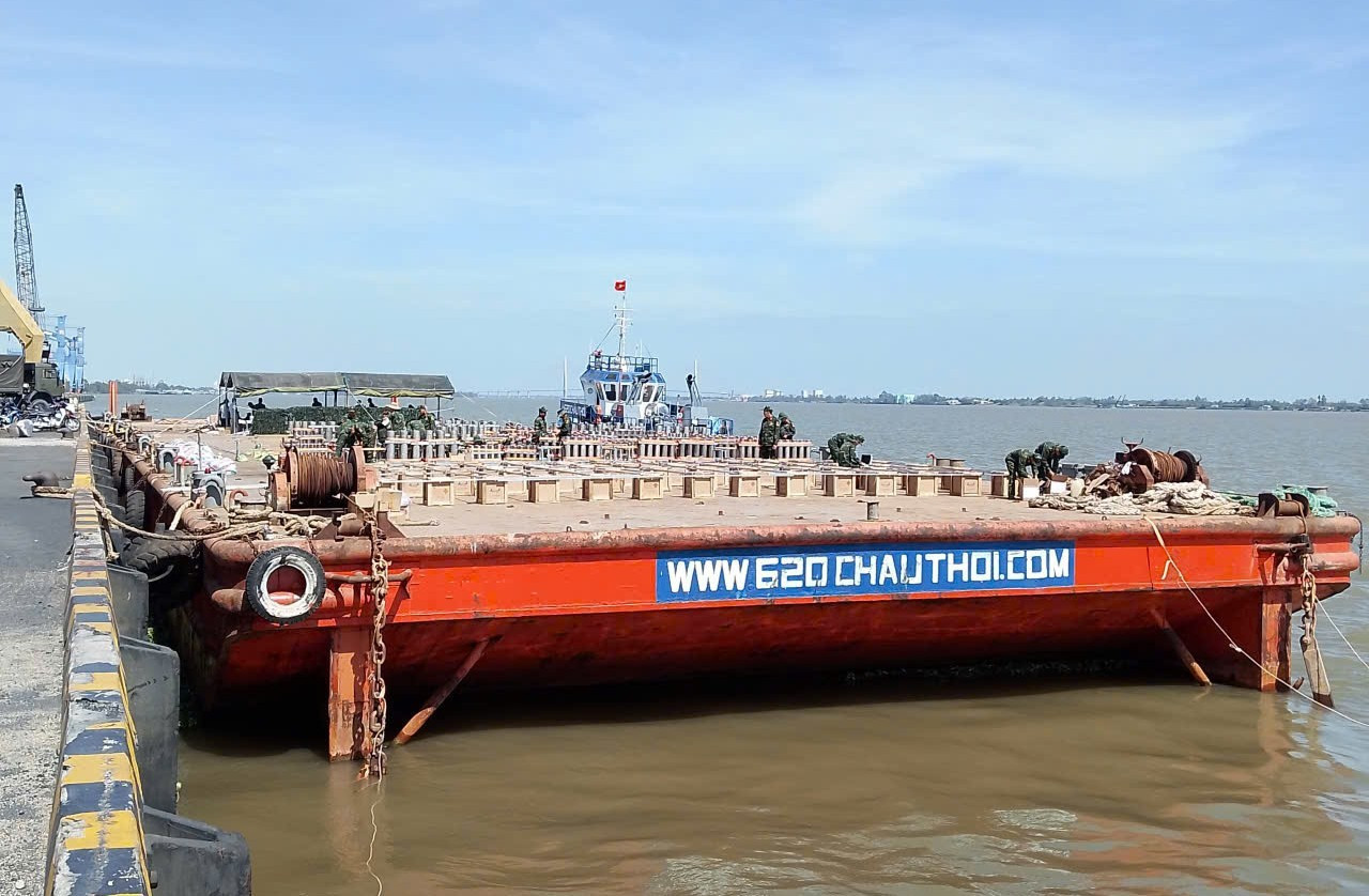 Sà lan có mặt tại khu vực tập kết vật chất, súng pháo. phao2.jpg