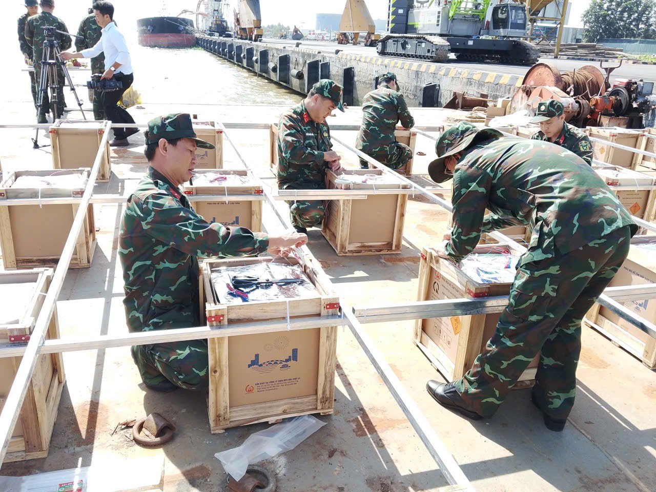 Lực lượng quân sự lắp đặt trận địa pháo hoa. phao.jpg