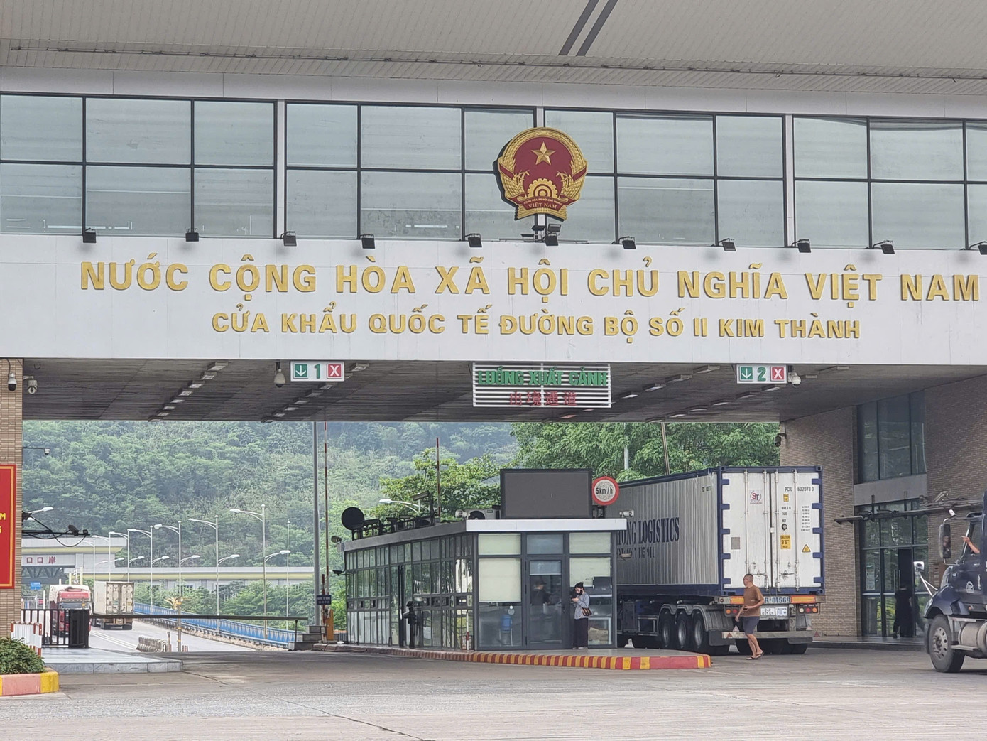 Lực lượng chức năng bố trí trực luân phiên, đảm bảo giao thương không bị gián đoạn. z7541793825804-fc40ff0b433d544d2900f6063d3a1290.jpg