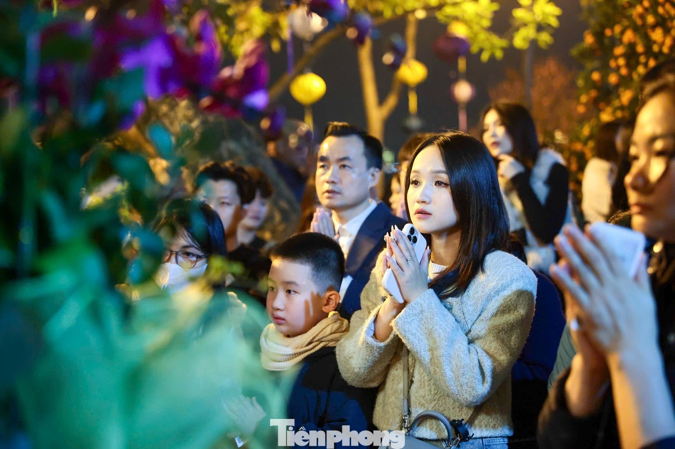Nhiều người đi lễ đầu năm, thậm chí ngay sau Giao thừa để “xin lộc sớm”, cầu một năm bình an. le-chua.jpg