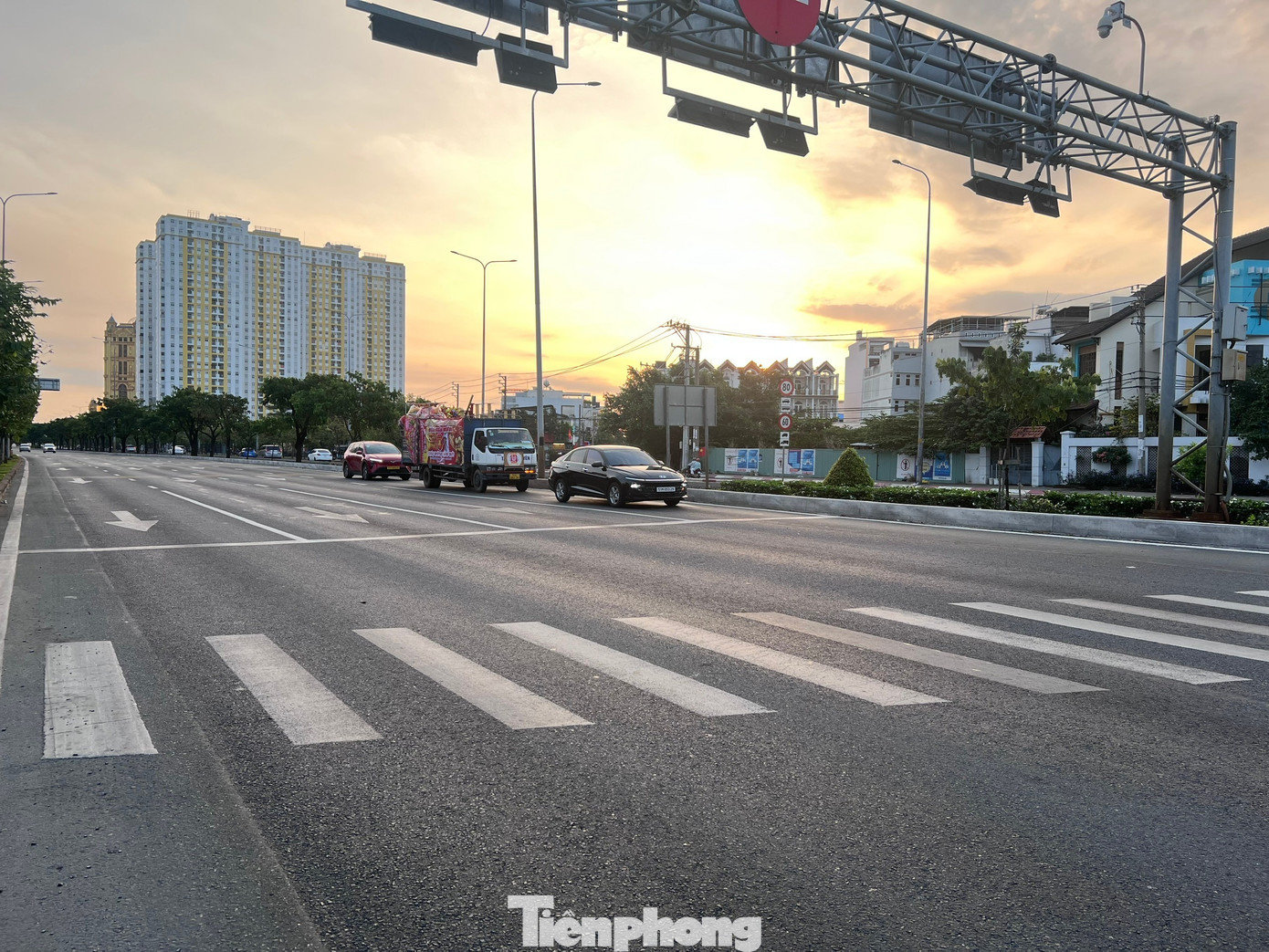 Đường Võ Văn Kiệt bình yên trong nắng sớm tp-duong-pho-uyen-phuong-9.jpg