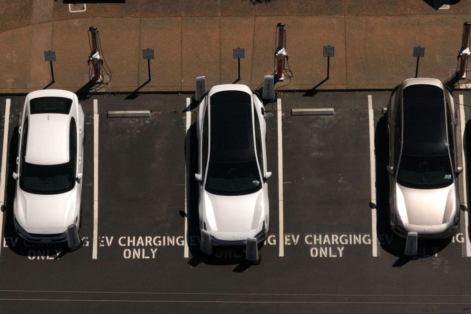 Gáo nước lạnh đầu năm 2026: Khi cơn sốt xe điện toàn cầu hạ nhiệt