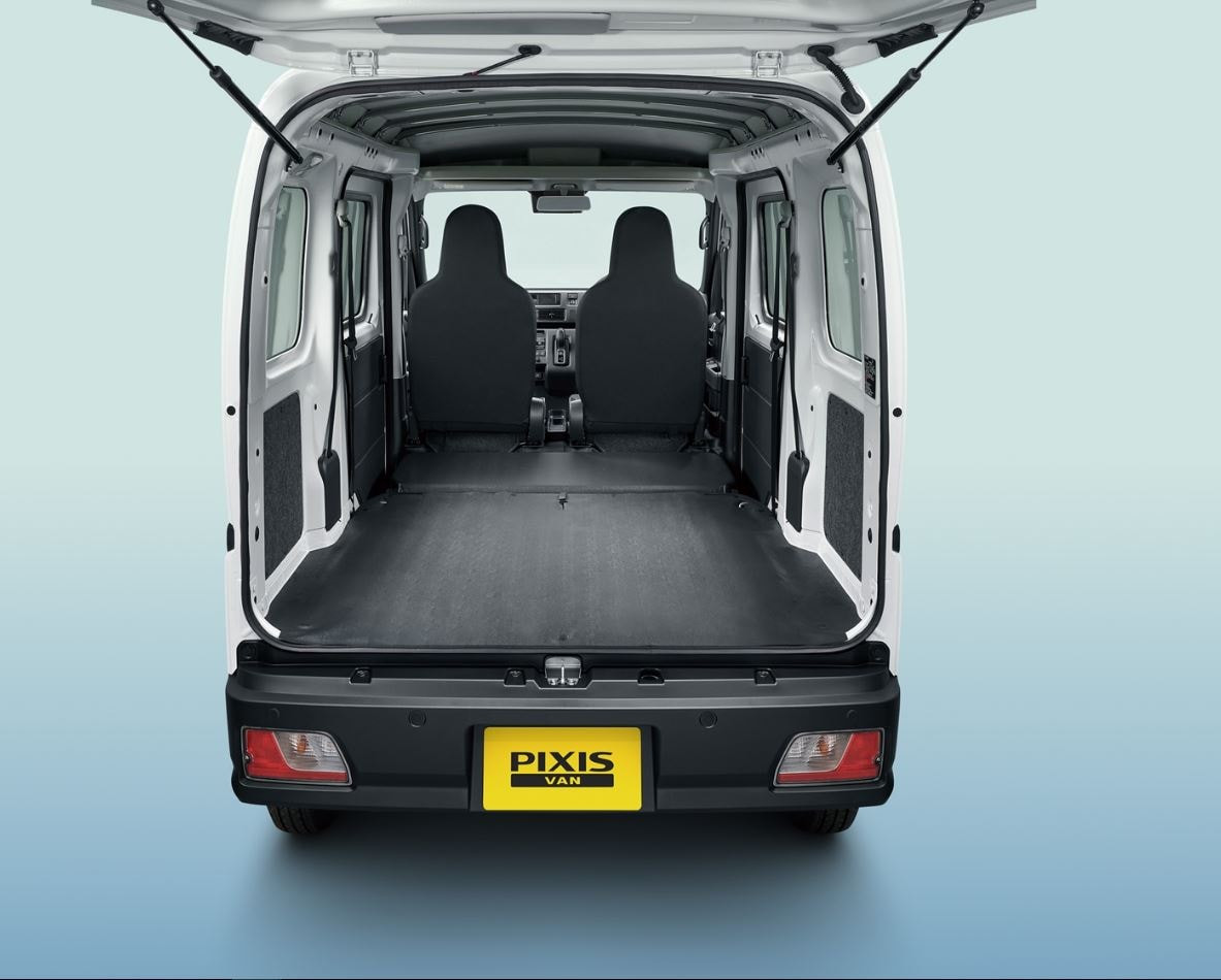 toyota-pixis-van-bev-03.jpg