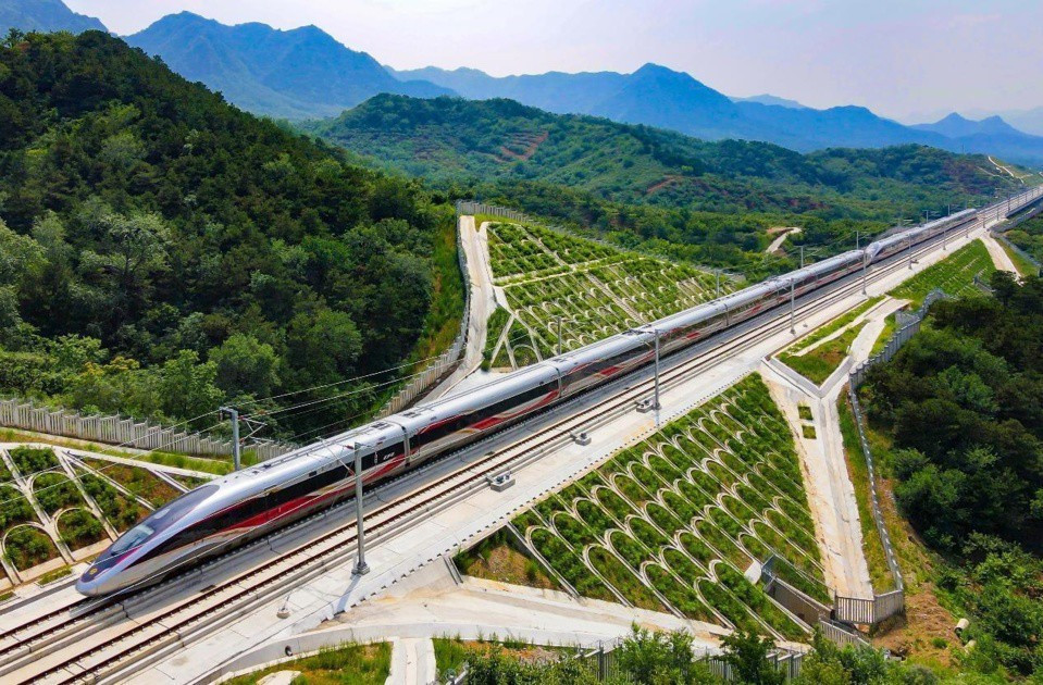 Tái cơ cấu VNR để có thể tham gia các dự án đường sắt tốc độ cao ngay từ giai đoạn chuẩn bị đầu tư, triển khai thi công. Ảnh minh họa: Xinhua. image-1.jpg