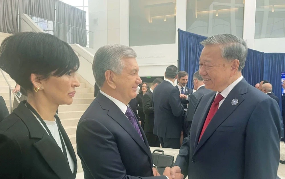 Tổng Bí thư gặp lãnh đạo nhiều nước nhân dịp dự cuộc họp Hội đồng Hòa bình về Dải Gaza Tổng Bí thư gặp lãnh đạo nhiều nước nhân dịp dự cuộc họp Hội đồng Hòa bình về Dải Gaza