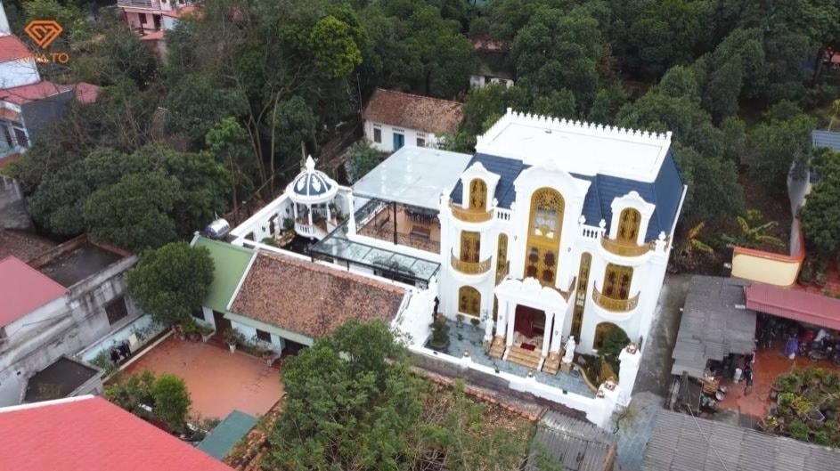 Căn biệt thự 3 tầng dát vàng giữa làng quê: Mất 9 tháng mới hoàn thành, 15 triệu để thuê thiết kế bản vẽ- Ảnh 1.