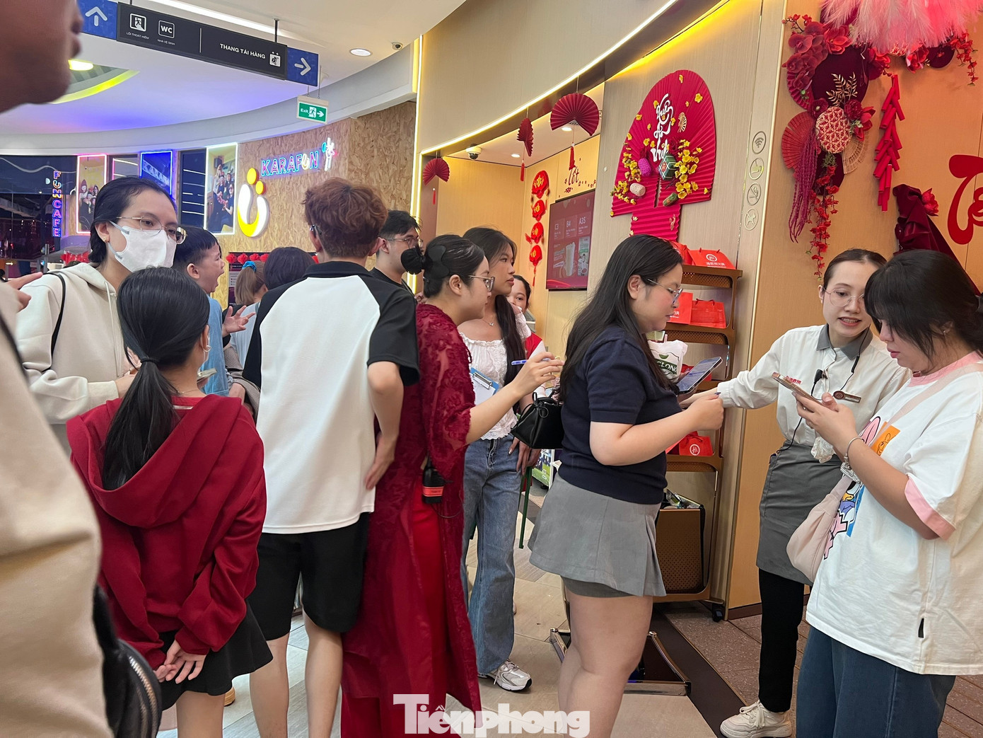 Một nhà hàng lẩu trong Vạn Hạnh Mall, khách đứng xếp hàng kín chỗ để đặt món sẵn. Nhân viên cho biết, khách có thể đặt món trước và chờ đợi khoảng 1 tiếng đồng hồ mới có bàn trống tp-hang-dong-uyen-phuong-39.jpg
