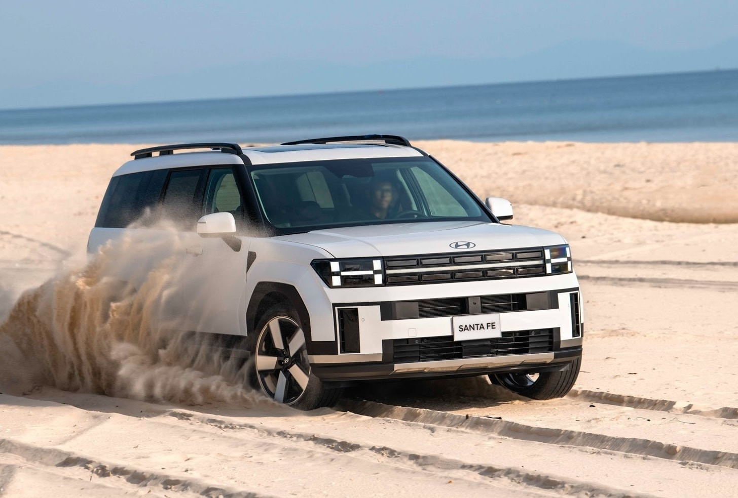 Xem trước Hyundai Santa Fe facelift chạy thử, bản chạy điện tự nạp bằng công nghệ xe xăng, thiết kế đã ‘nịnh mắt’, giá có rẻ như cho không?