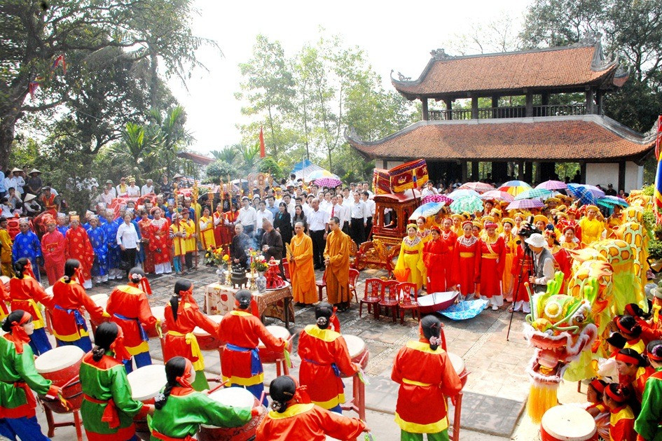 Ngôi chùa gần 1.000 năm tuổi trên đỉnh núi 'rồng' cao chưa đầy 100m nườm nượp khách đầu năm- Ảnh 2. Ngôi chùa gần 1.000 năm tuổi trên đỉnh núi 'rồng' cao chưa đầy 100m nườm nượp khách đầu năm- Ảnh 2.