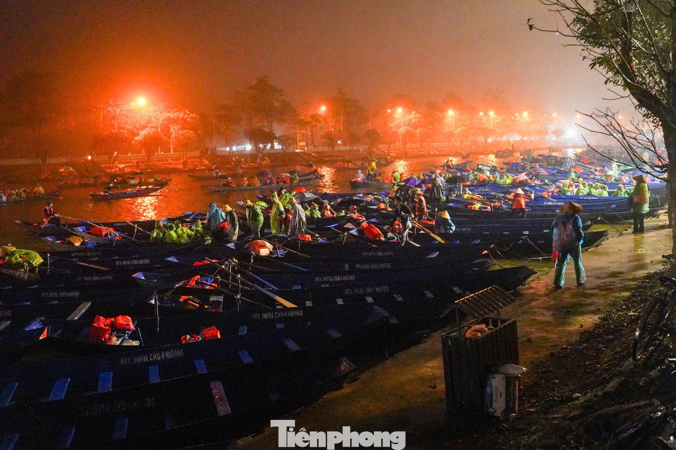 Trước giờ khai hội chùa Hương ngày 22/2 (Mùng 6 Tết), không khí tại bến Yến (Khu di tích và danh thắng Hương Sơn) nhộn nhịp từ tinh mơ. tp-chuahuongsangsom16.jpg