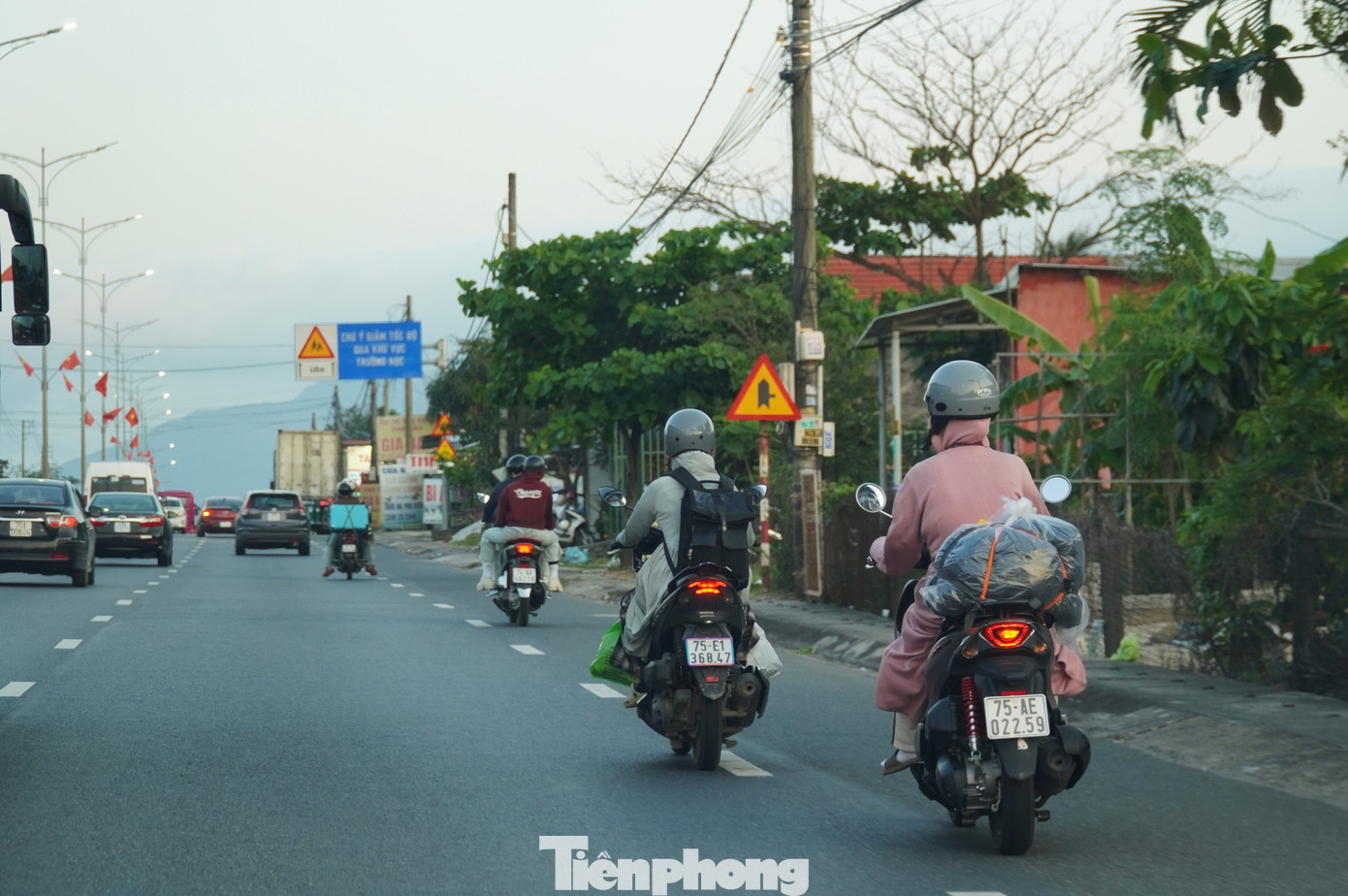 Không chỉ ô tô, lượng người đi xe máy trở lại nơi làm việc cũng không ít khiến quốc lộ càng thêm áp lực những ngày cuối kỳ nghỉ Tết. tp-quoclo-19.jpg