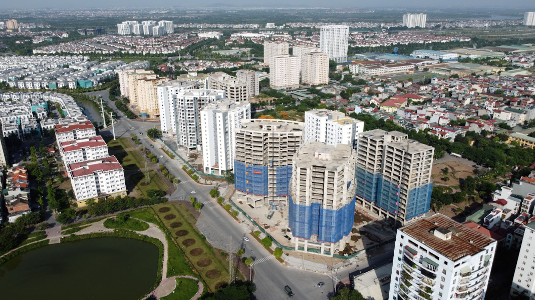 Lãi suất vay mua nhà tăng vọt, hơn 500.000 tỷ đồng tồn kho bất động sản trên sàn chứng khoán sẽ xoay xở ra sao?