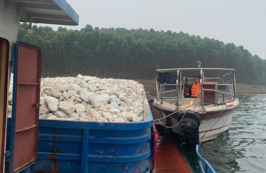 Cận cảnh tàu chở đá YB - 0919H trong vụ tai nạn. Ảnh: CHH&ĐTVN. vu-chim-tau-tren-ho-thac-ba-cho-gap-doi-so-nguoi-xuat-phat-tu-ben-khong-phep-1.png