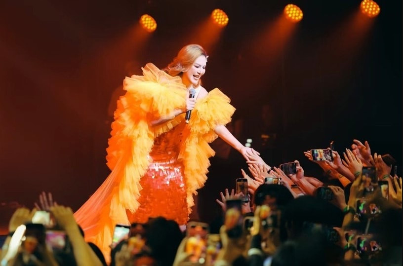 Nữ ca sĩ nổi tiếng bị Sở Văn hóa thu hồi giấy phép biểu diễn