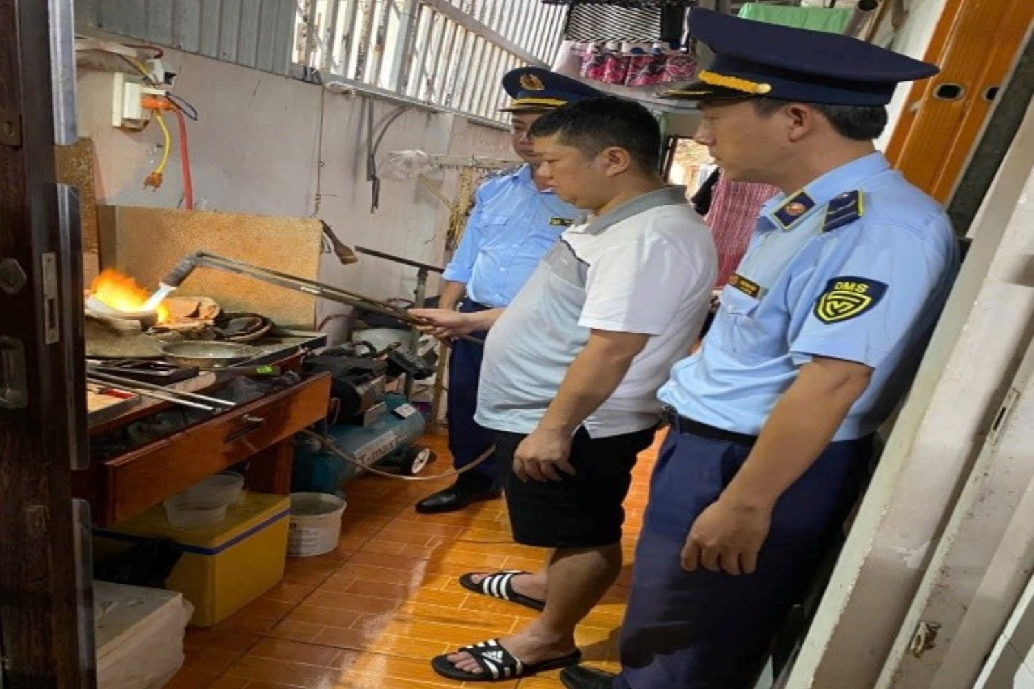 Giữa lúc giá vàng tăng nóng, lực lượng Quản lý thị trường phát hiện lô vòng tay vàng giả nhãn hiệu Chanel trị giá hàng trăm triệu đồng