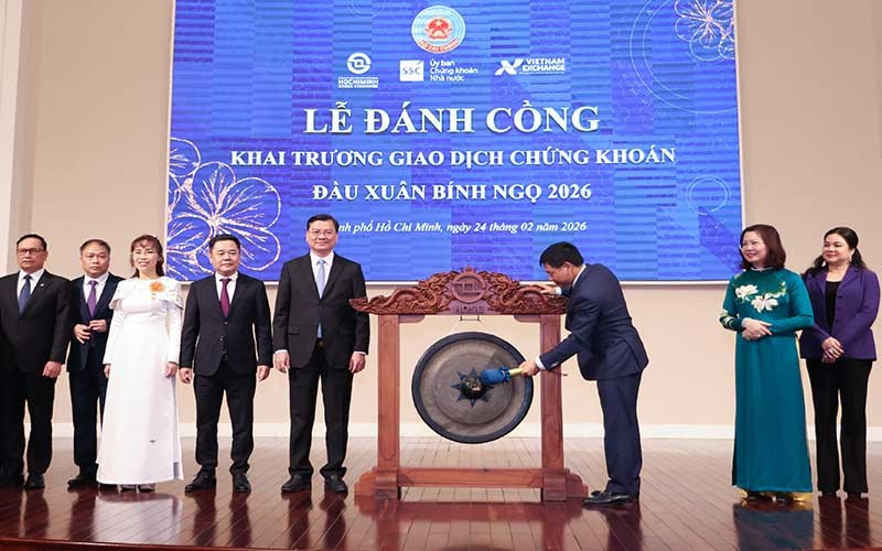 Nghi thức đánh cồng khai trương phiên giao dịch chứng khoán đầu xuân. danhcong-0n.jpg
