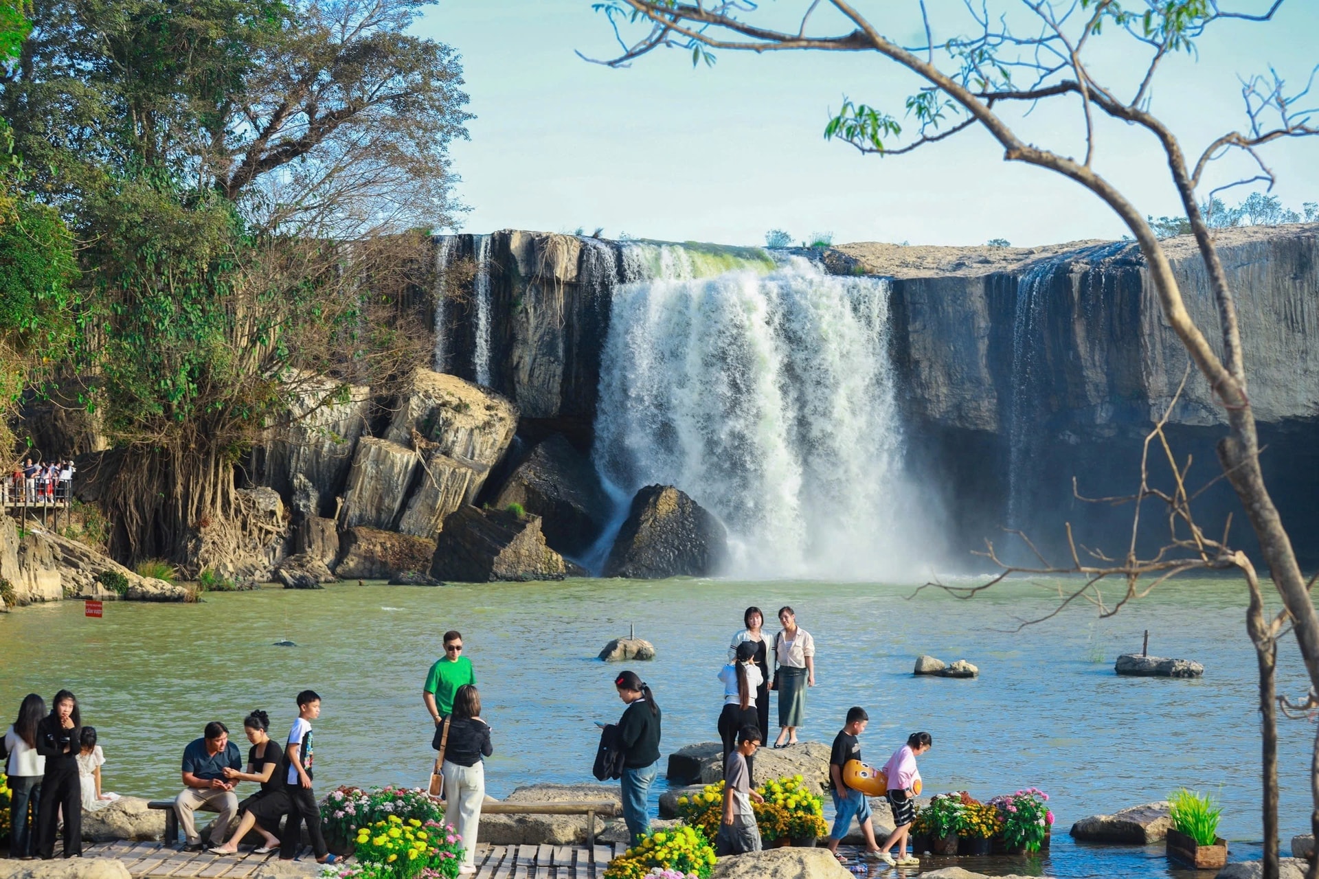 Con thác dài 250m nằm trên dòng sông chảy ngược huyền thoại của Tây Nguyên, được ví như 'dải lụa trắng khổng lồ' giữa đại ngàn