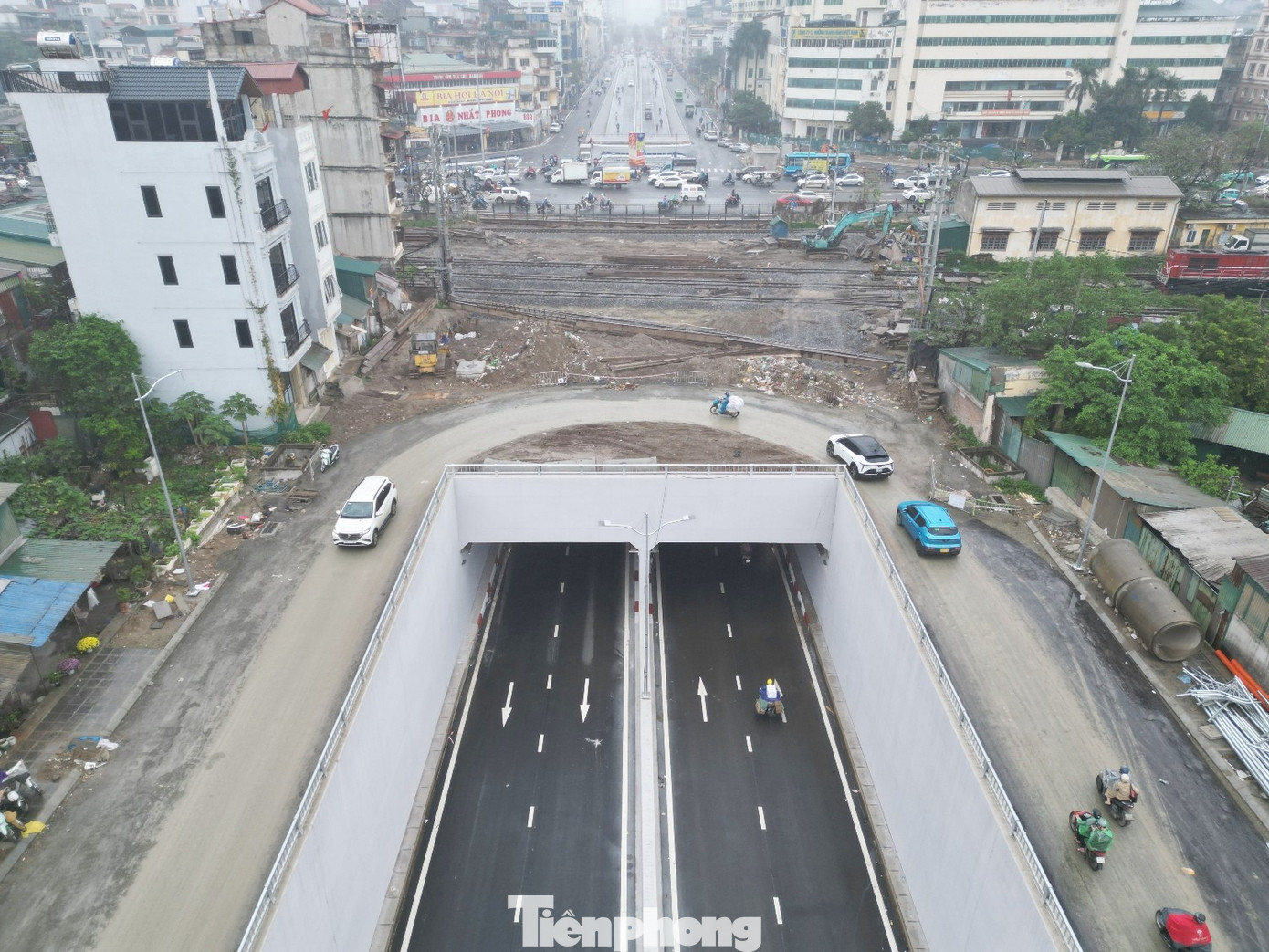 Để phục vụ nhu cầu đi lại của người dân và giảm ùn tắc, ngày 10/2 (tức 23 tháng Chạp dịp Tết vừa qua), Ban QLDA đầu tư xây dựng công trình giao thông Hà Nội đã thông xe kỹ thuật, cho xe lưu thông tạm qua hầm chui tại nút giao Giải Phóng - Kim Đồng. tp-1.jpg