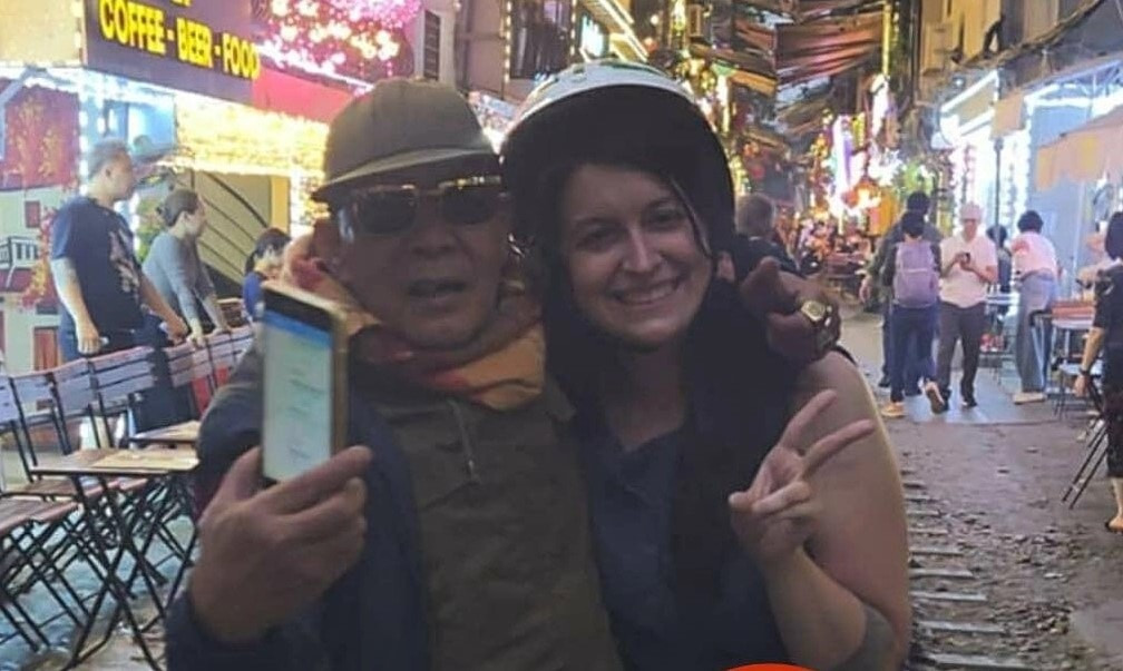Hình ảnh người đàn ông lái xe ôm đưa nữ du khách tới phố cà phê đường tàu. Ảnh: Internet