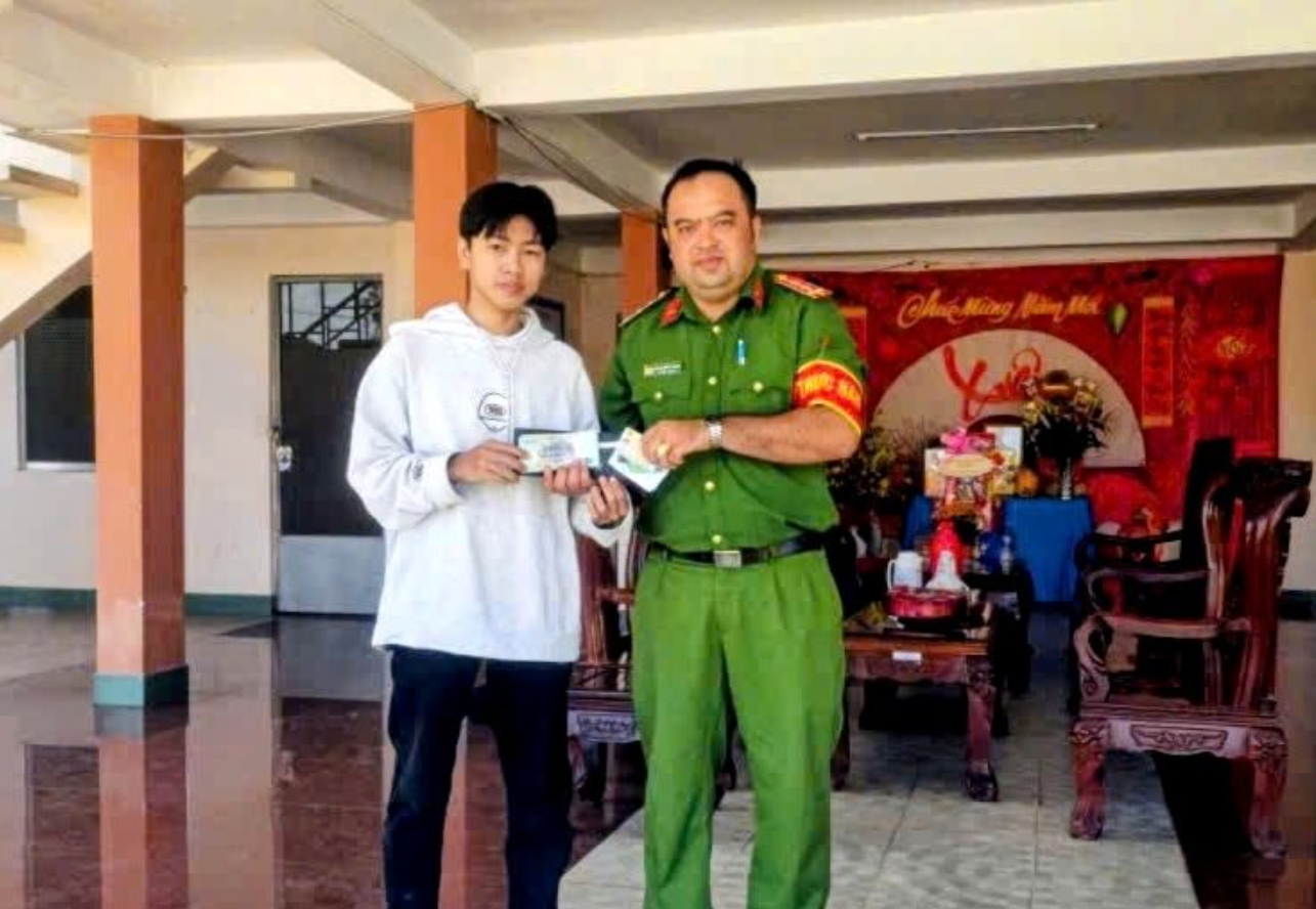 Đang đi đường, anh Phúc bất ngờ phát hiện xấp tiền 50K, 500K: Công an lập tức vào cuộc xác minh