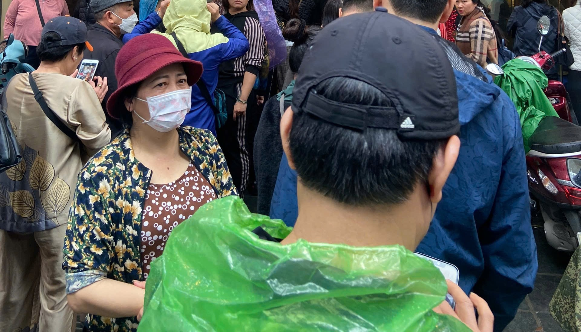 Sát ngày vía Thần Tài: Tiệm vàng quá tải phải mở thêm quầy lưu động, tài xế xe ôm công nghệ 'tắt app' chuyển nghề xếp hàng thuê