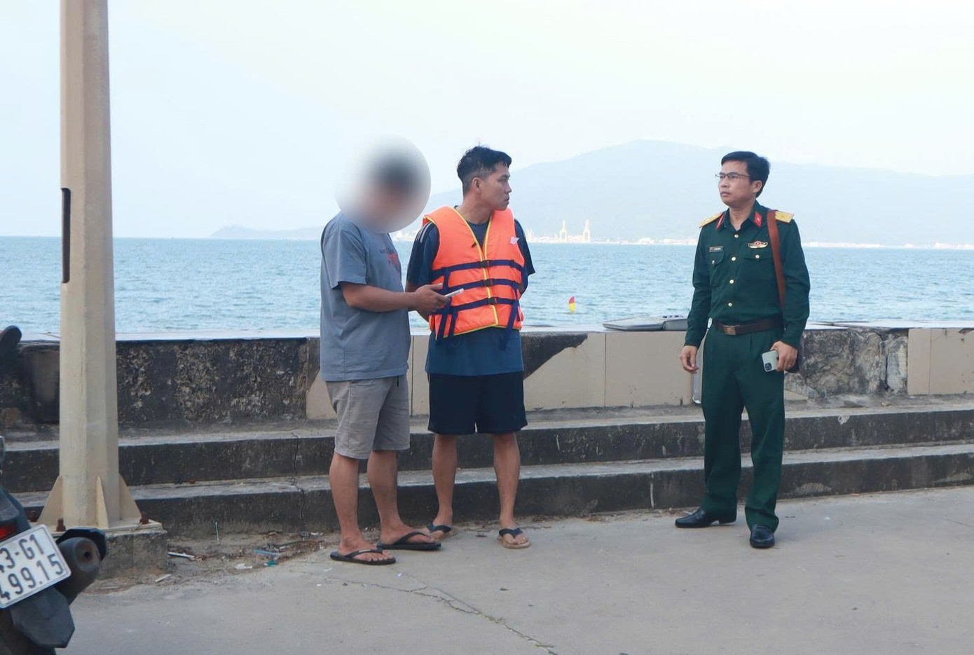 Lực lượng chức năng phát hiện người dân bay flycam trái phép. flycam-2.jpg