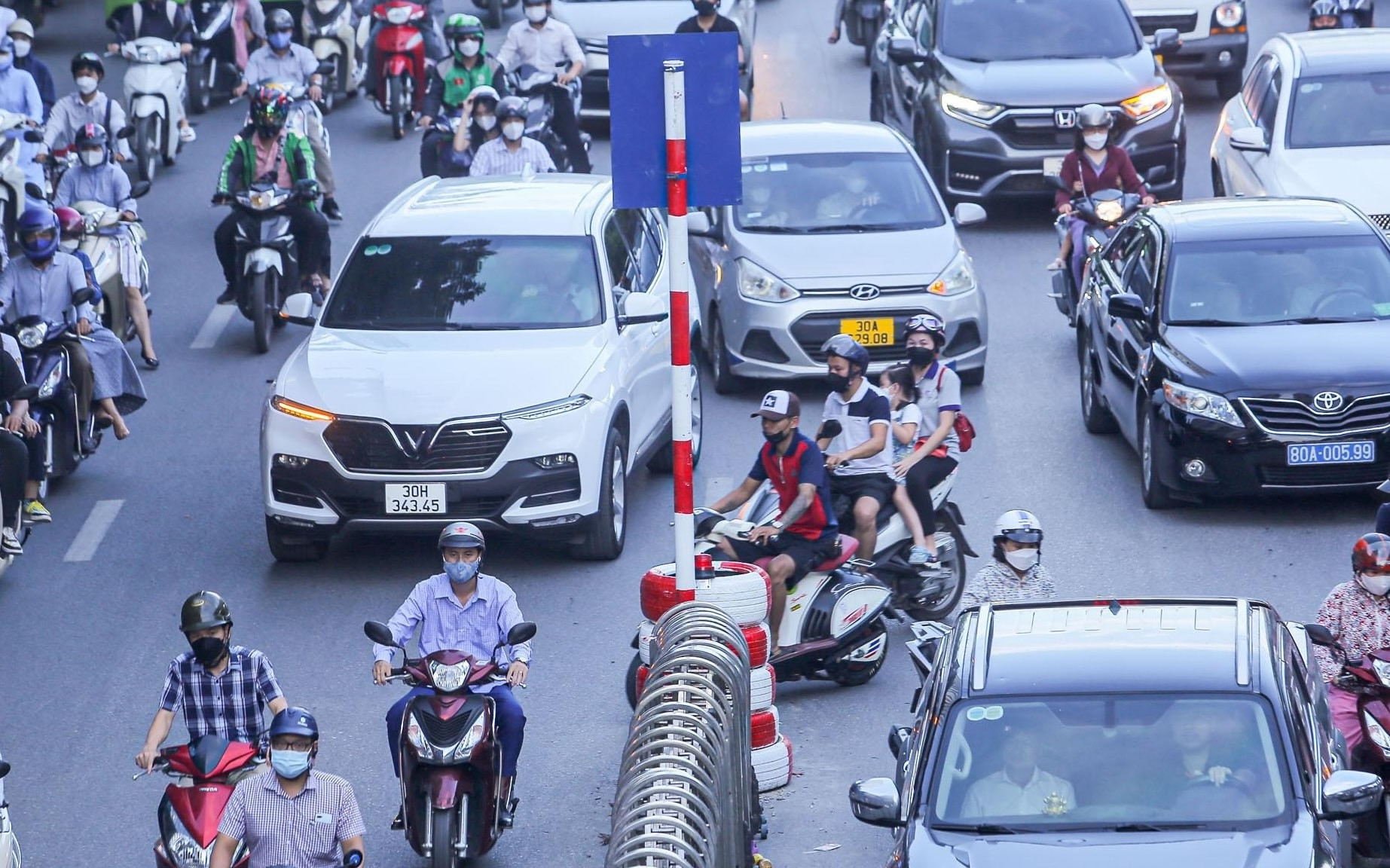 Người đi xe máy, ô tô nếu có hành vi sơ ý, đi tắt này sẽ bị phạt lên tới 40 triệu và trừ 10 điểm GPLX, cần biết để chấp hành tránh bị phạt và gây nguy hiểm