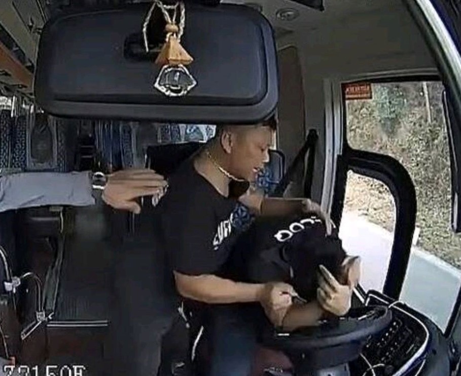 Tài xế xe khách bị đánh tới tấp ngay chiều mùng 3 Tết khi đỗ ô tô trước nhà dân