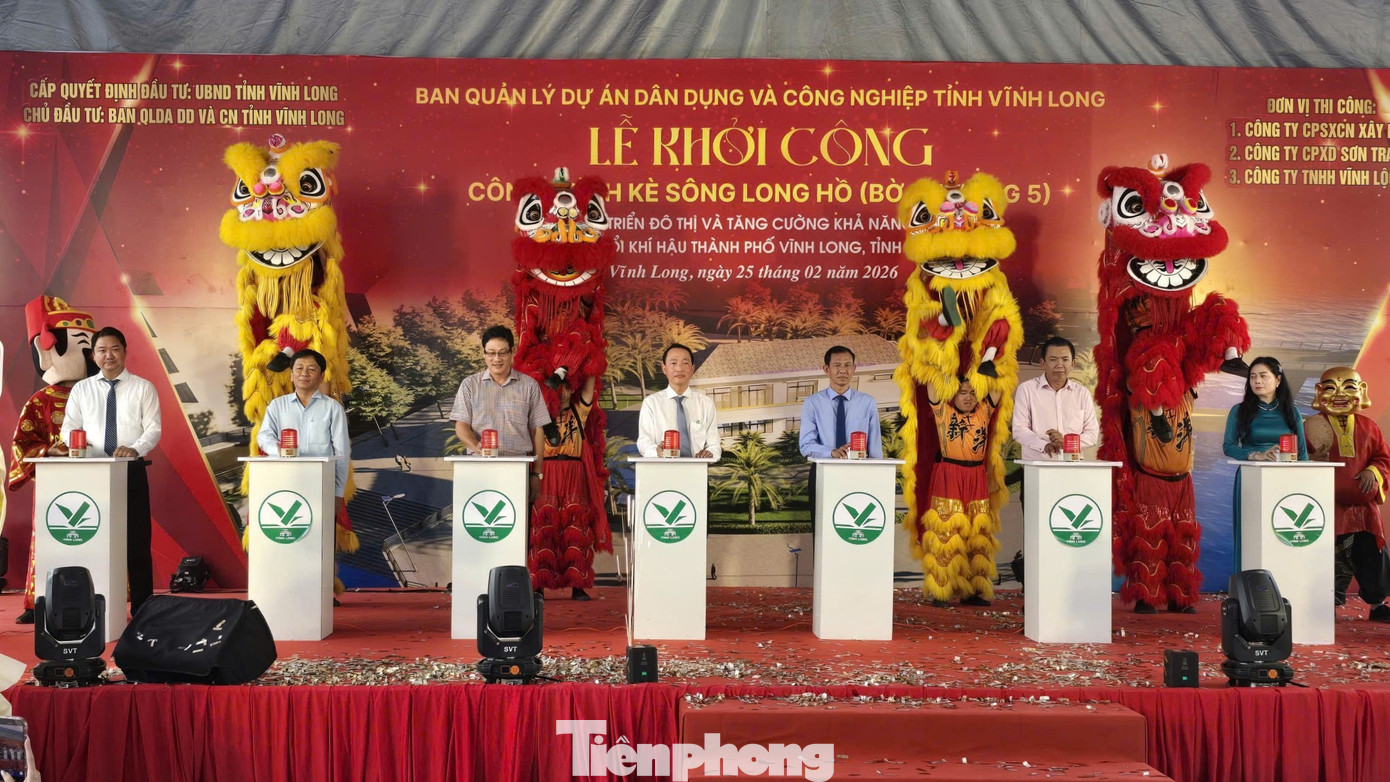 Lãnh đạo tỉnh Vĩnh Long cùng các đại biểu thực hiện nghi thức khởi công bờ kè sông Long Hồ. tp-vl-2.jpg