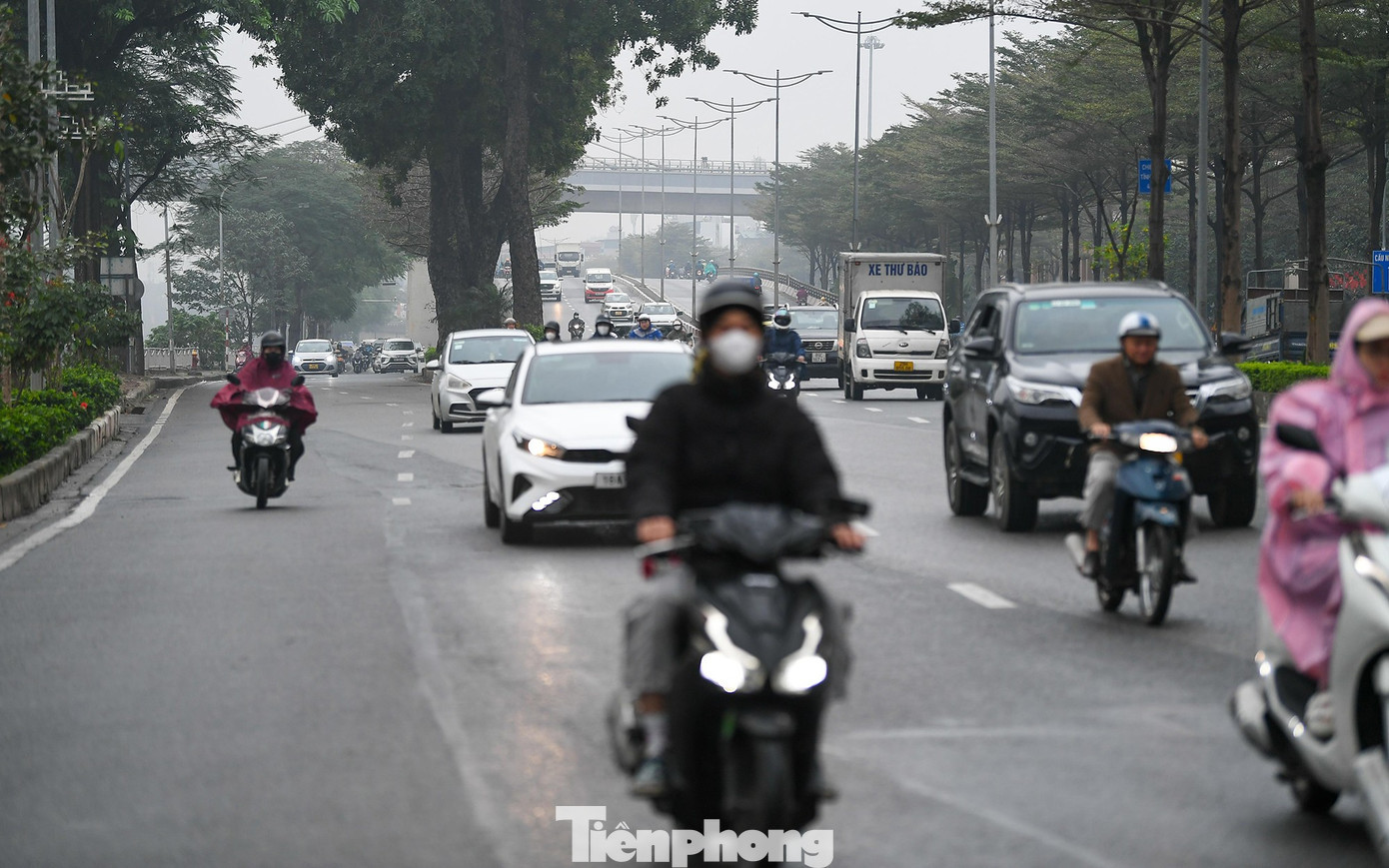 Mặt đường dưới thấp xuất hiện tình trạng hằn lún cục bộ tại một số vị trí; vạch sơn phân làn mờ, biển báo dày đặc. Không gian dành cho người đi bộ hạn chế, nhiều đoạn vỉa hè bị lấn chiếm làm nơi kinh doanh hoặc để xe. tp-duong-lang1.jpg