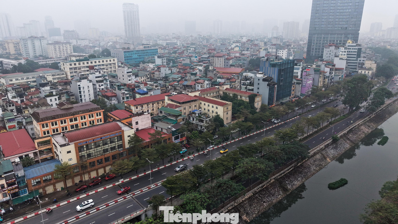 Trước thực trạng trên, Sở Xây dựng đề xuất phương án xây dựng cầu cạn trùng tim đường hiện trạng, được đánh giá khả thi và ít ảnh hưởng giao thông khi thi công. Nếu được phê duyệt, dự án không chỉ mở rộng năng lực thông hành mà còn tái cấu trúc lại không gian tuyến đường Láng – trục vành đai nội đô quan trọng. tp-duong-lang5.jpg