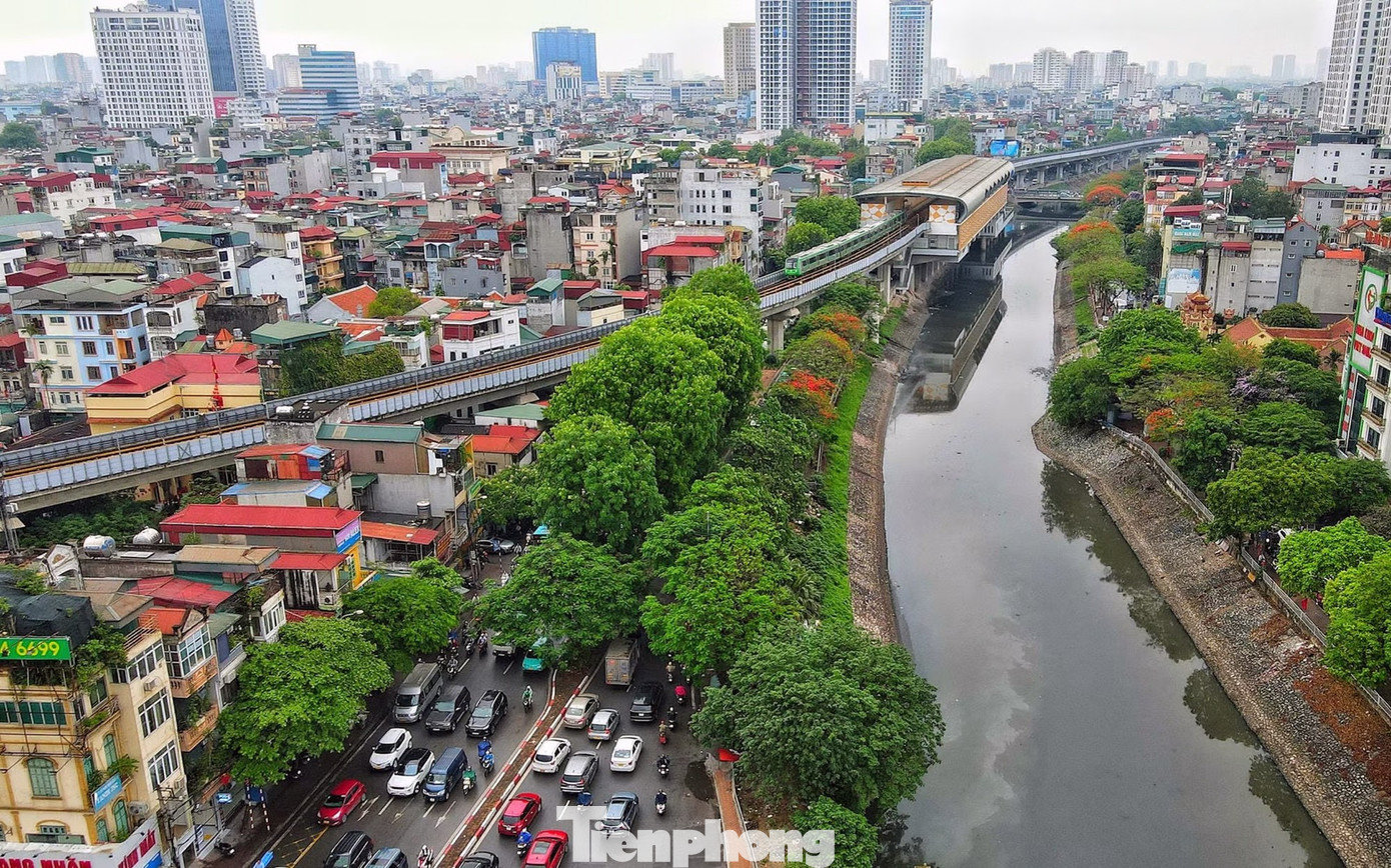 Trên tuyến còn có sự giao cắt với Tuyến đường sắt Cát Linh – Hà Đông, tạo thêm áp lực tổ chức giao thông và đặt ra yêu cầu kỹ thuật cao nếu triển khai phương án hầm chìm như một trong hai kịch bản được nghiên cứu. tp-duong-lang12jpg.jpg